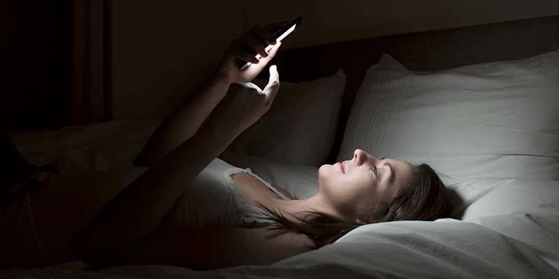 Eviter la lumière des écrans pour trouver le sommeil facilement